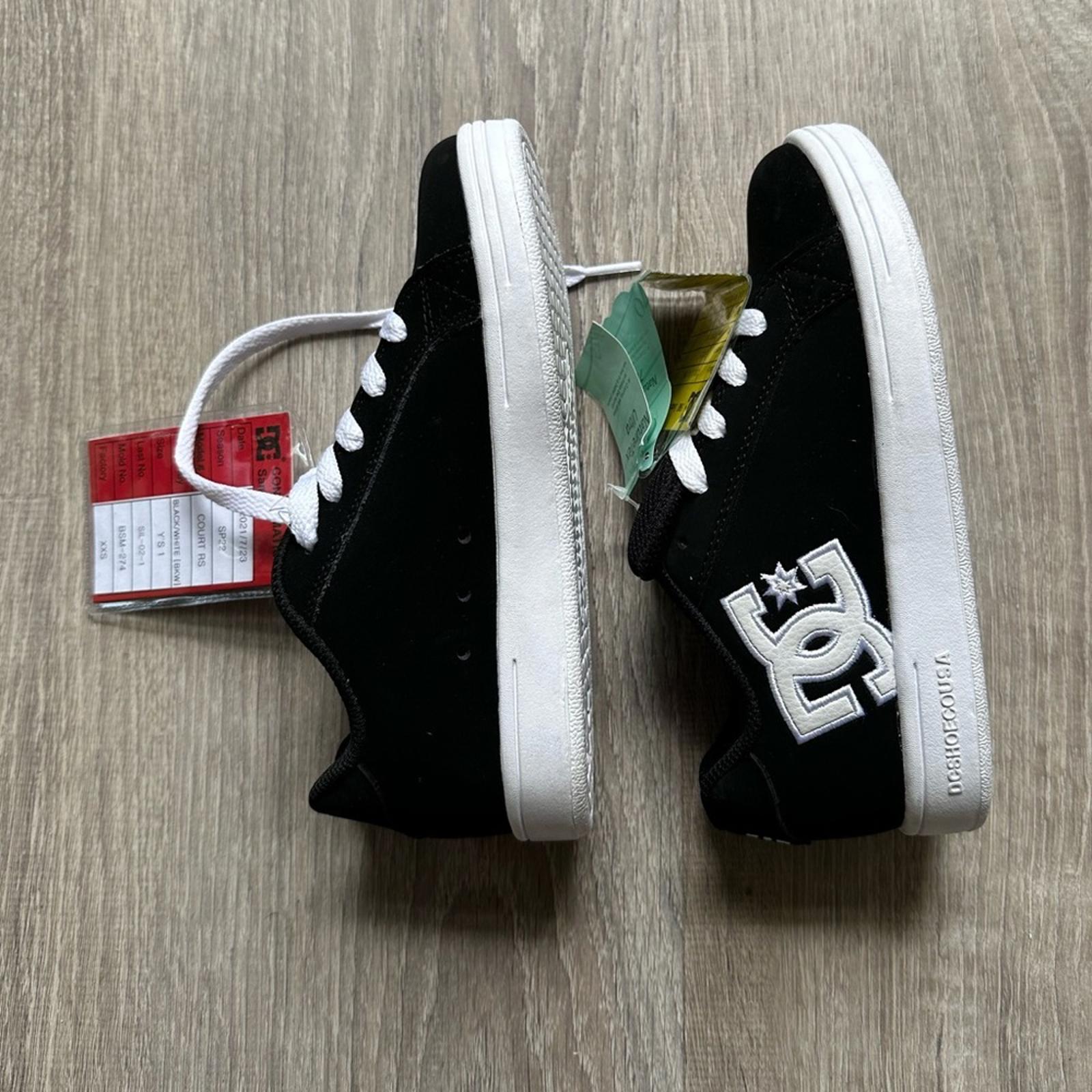 DC Kids Court Low Shoes Skateboarding Black White RARE Sample Youth Size 1