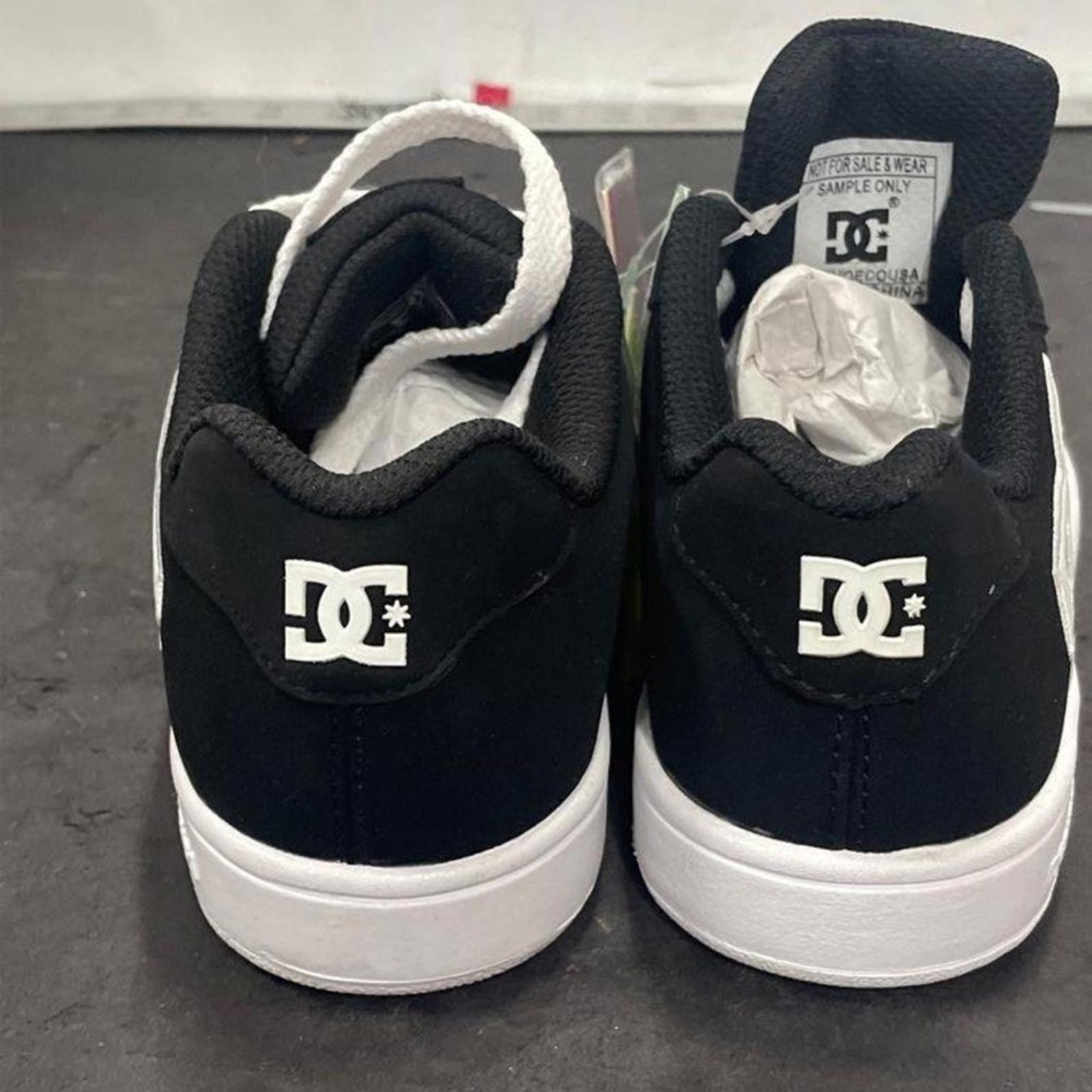 DC Kids Court Low Shoes Skateboarding Black White RARE Sample Youth Size 1
