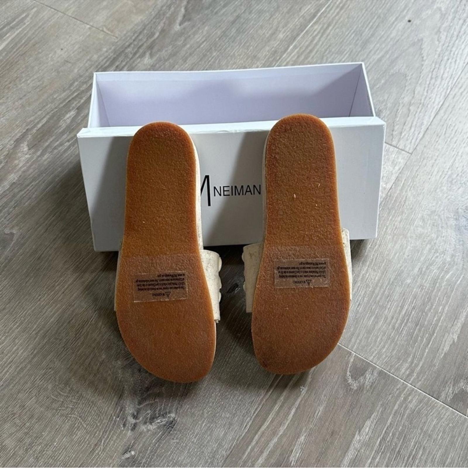 Neiman Marcus Alyssa Tan Sandals with Shell Pattern Size 7.5