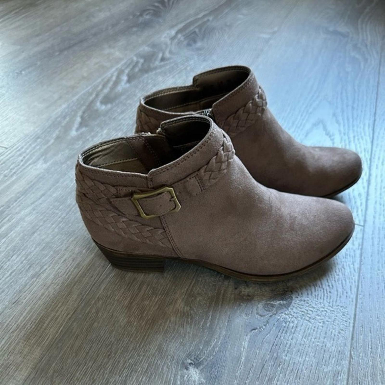 LifeStride Velocity with Memory Foam Adriana Bootie Mushroom Color Size 6.5