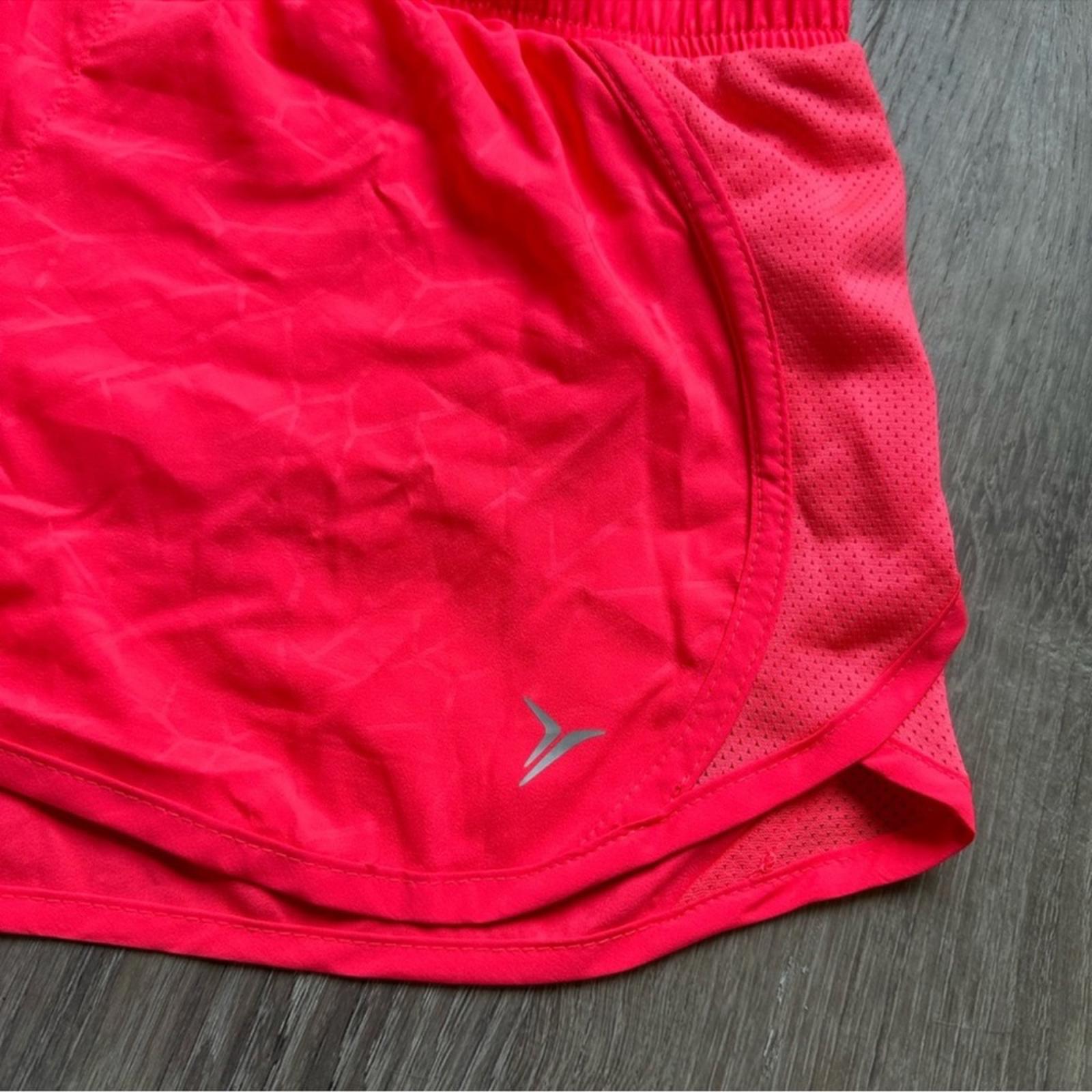 Old Navy Neon Pink Athletic Shorts Size
Small NWT