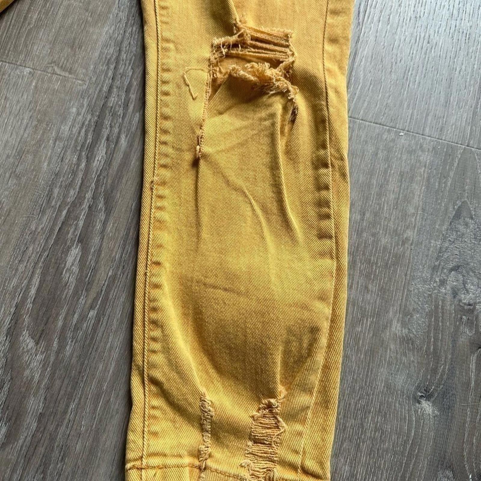 Celebrity Pink Distressed Cropped Jean Size 3 / 26