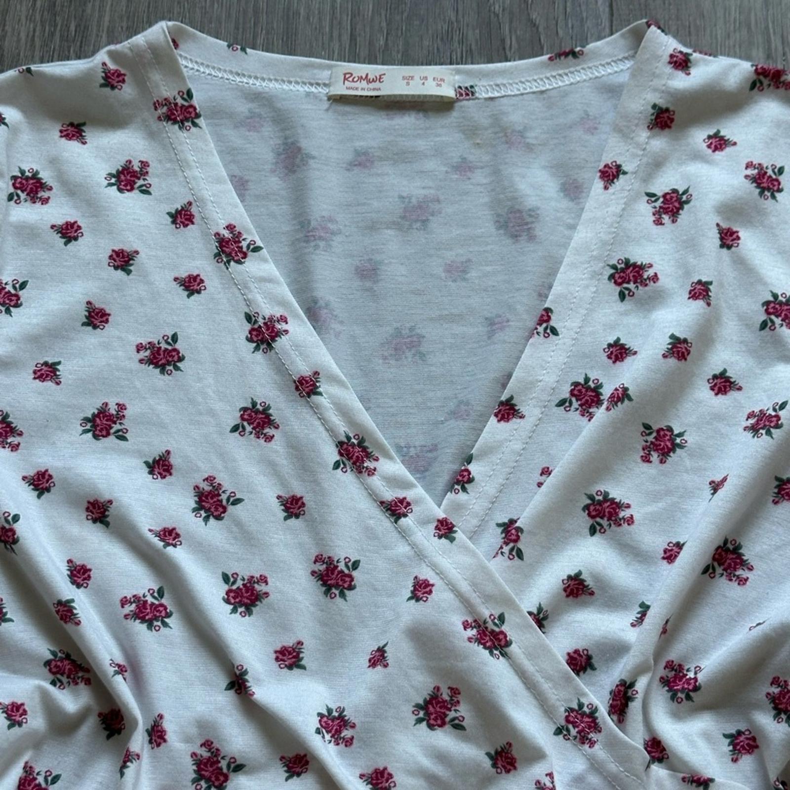 Romwe Floral V Neck Crop Top Size Small 4