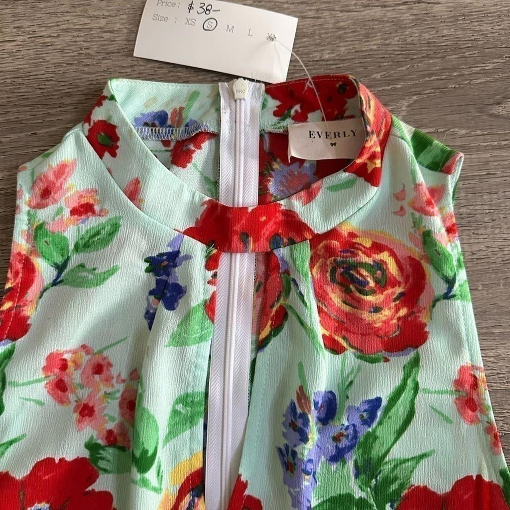 Everly Floral Teal Red Romper deep V at Neck NWT Small